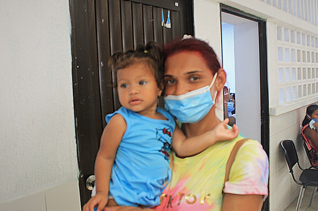 Venezuelan migrant poses with her daughter